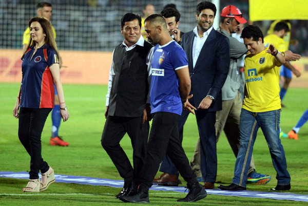 Guwahati: Nita Ambani, Founder and Chairperson, Indian Super League, Assam Chief Minister, Sarbananda Sonowal, Indian Cricketer and Chennaiyin FC co-owner Mahendra Singh Dhoni, Bollywood actor and co-owner of Chennaiyin FC  Abhishek Bachchan, Former Indian Cricketer and Kerala Blasters FC co-owner Sachin Tendulkar, and Mumbai City FC co-owner, Ranbir Kapoor during the opening ceremony of 3rd season of Indian Super League (ISL) 2016, in Guwahati on Saturday. PTI Photo (PTI10_1_2016_000200B)