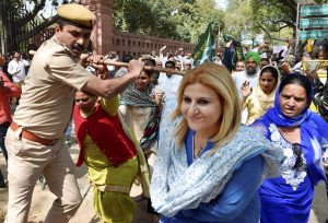 New Delhi: Policeman trying to stop INLD members during their protest march 'Gherao the Parliament' as they sought the intervention of PM Narendra Modi on the SYL canal issue. PTI Photo by Vijay Verma(PTI3_15_2017_000283B)