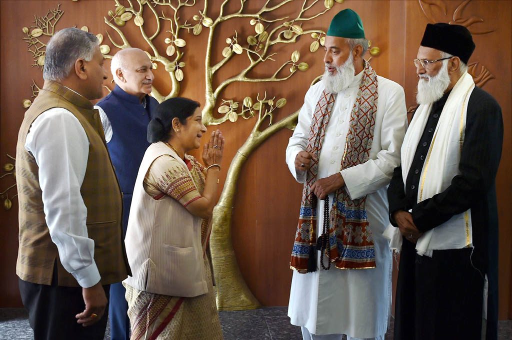 New Delhi: External Affairs Minister Sushma Swaraj with Syed Asif Nizami, the head priest of Hazrat Nizamuddin Aulia Dargah, and his nephew Nazim Ali Nizami, who went missing in Pakistan last week, after a meeting at Jawaharlal Bhawan in New Delhi on Monday. MoSes for External Affairs V K Singh and MJ Akbar are also seen. PTI Photo by Manvender Vashist   (PTI3_20_2017_000190B)