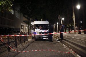 7 injured in Paris knife attack