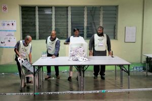 Maldivian polling workers upload