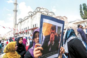 Thousands in Istanbul pray for ex Egyptian president Morsi