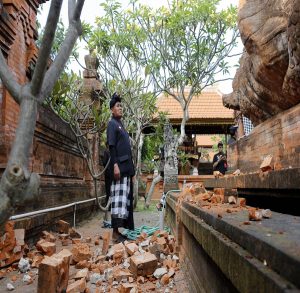 Quake off Indonesias Bali causes minor damage sparks panic