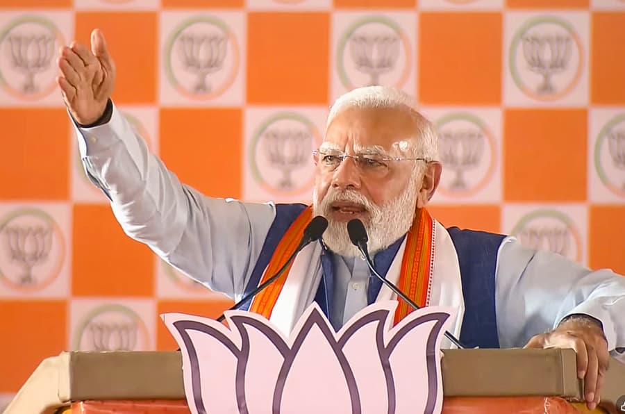 RJD bagged Bihar CM candidate post from Congress at gunpoint, alleges Modi