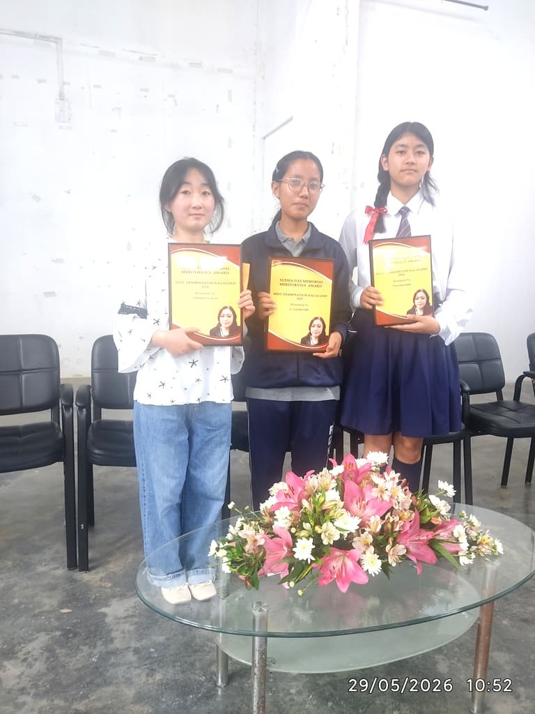 Three girl students receive Sudha Das Memorial Award