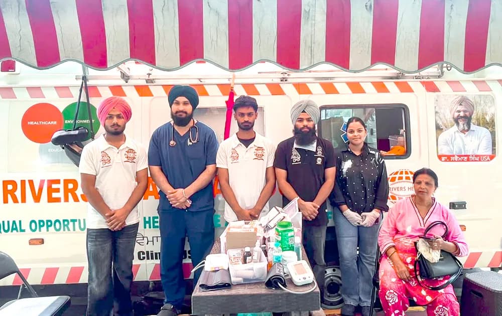 With stethoscopes and first-aid kits, volunteer doctors stand by protesters at Jantar Mantar