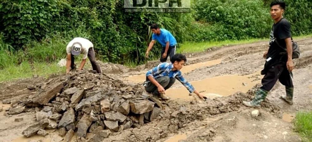 Chessore community repair monsoon-damaged Hukir-Chessore road