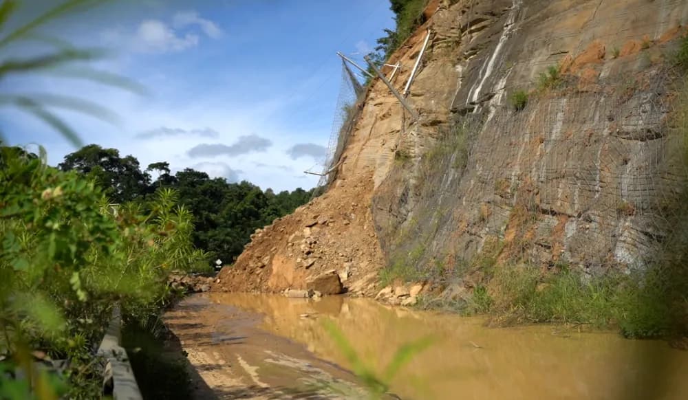 Nagaland: Three rockfalls hit NH-29 stretch, Bolero escapes mishap