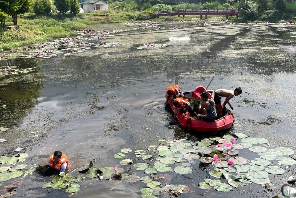 BJP Youth Wing conducts cleanliness drive at Tsumang Lake